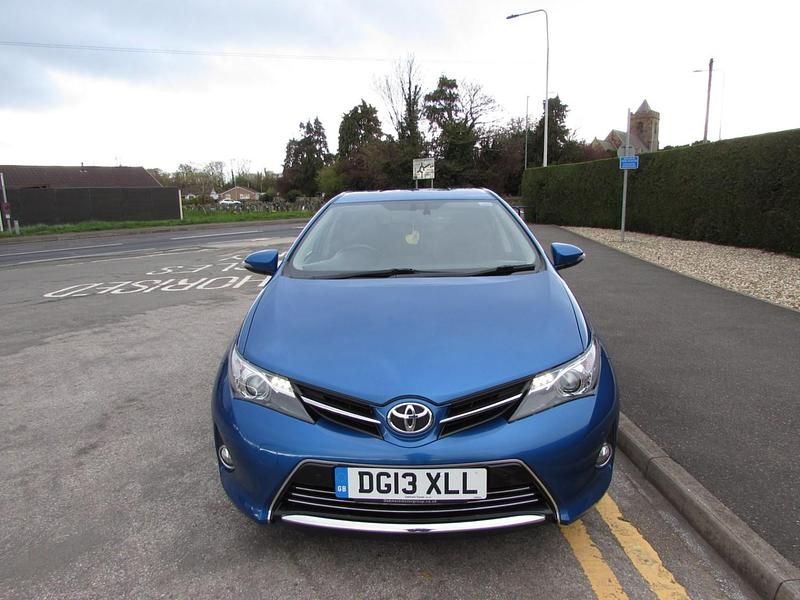 Used Toyota Auris 132 HP (97 kW) 2013 Blue Hatchback