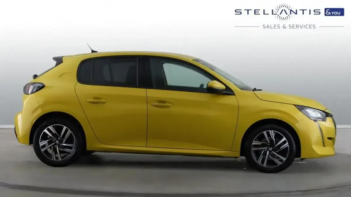 Used Peugeot 208 Allure Premium 99 HP (72 kW) 2021 Yellow Hatchback