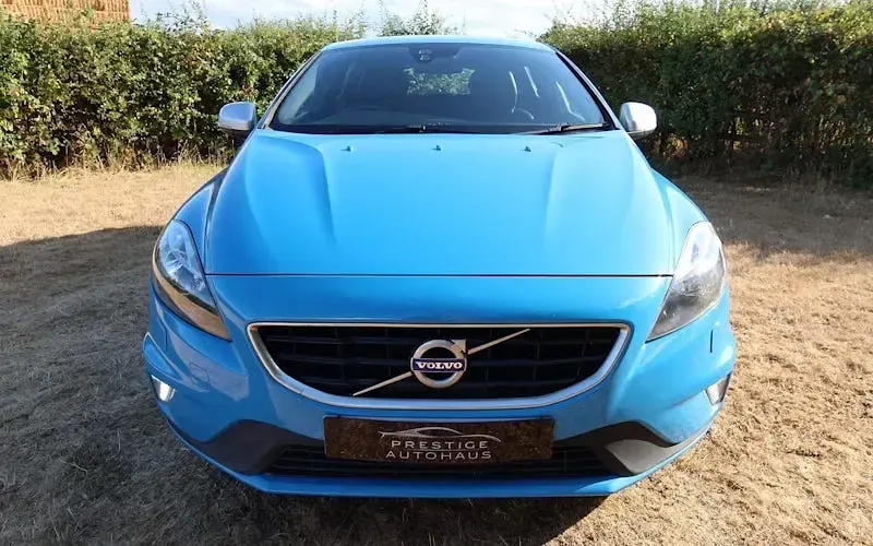 Used Volvo V40 R-Design 122 HP (89 kW) 2016 Blue Hatchback
