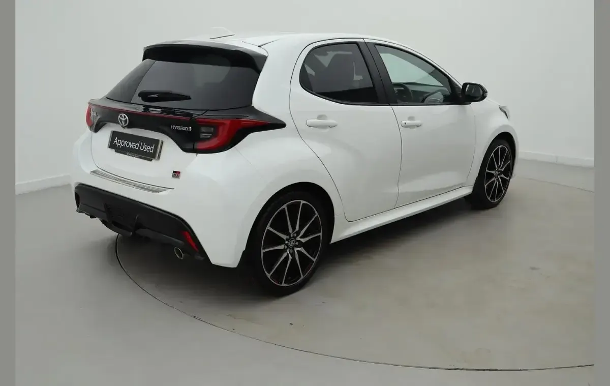 Used Toyota Yaris Sport 113 HP (83 kW) 2023 White Hatchback