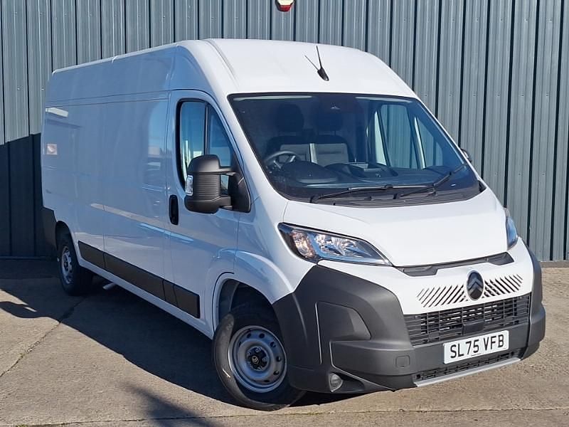 Solid icy white New 2025 Citroën Relay Van | £24,498 (Fair price) - Image 1/4