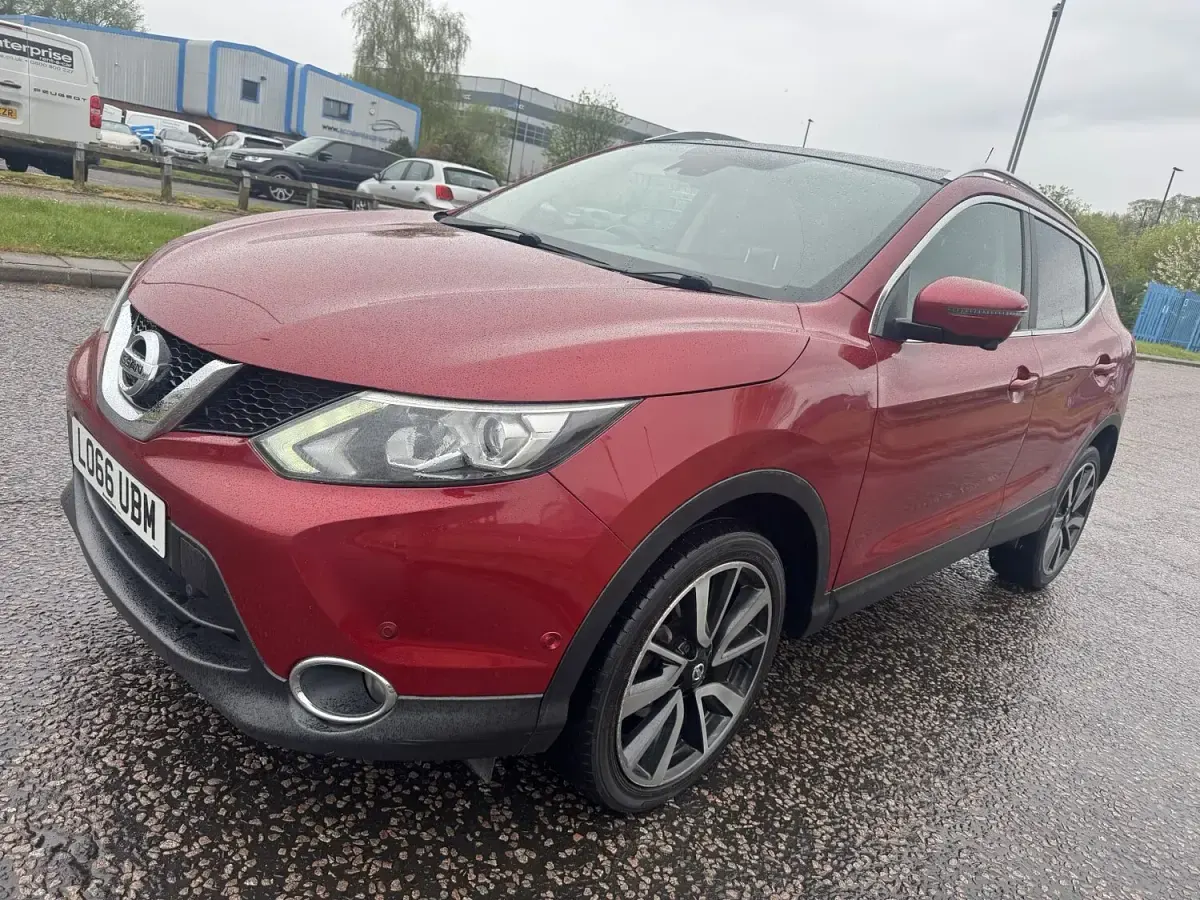 Used Nissan Qashqai Tekna 115 HP (84 kW) 2016 Red SUV