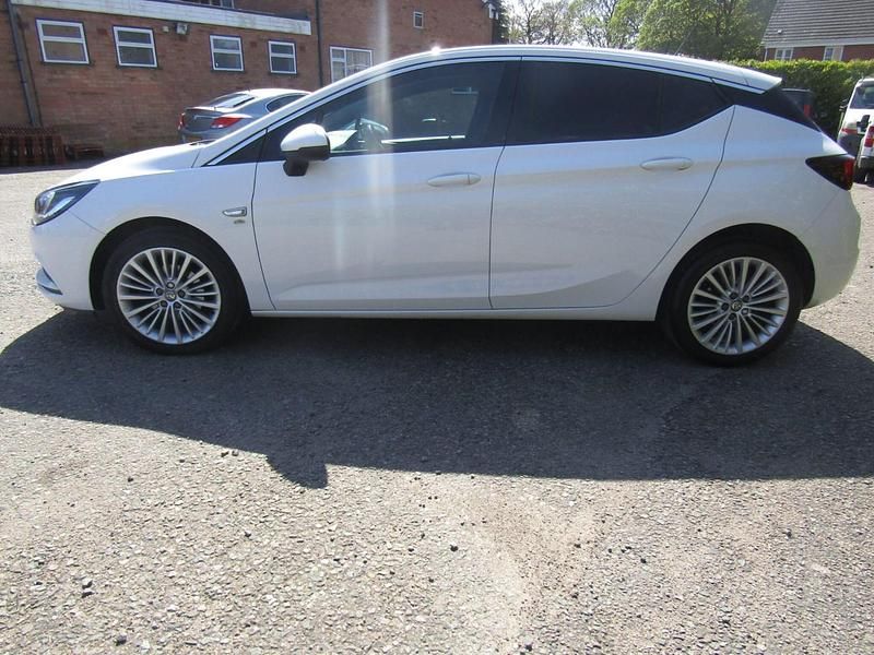 Second-hand Vauxhall Astra Elite 2016 Alb Hatchback