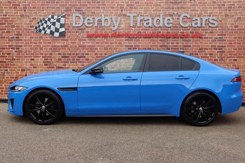 Usado Jaguar XE 300 HP (220 kW) 2020 Azul Sedan