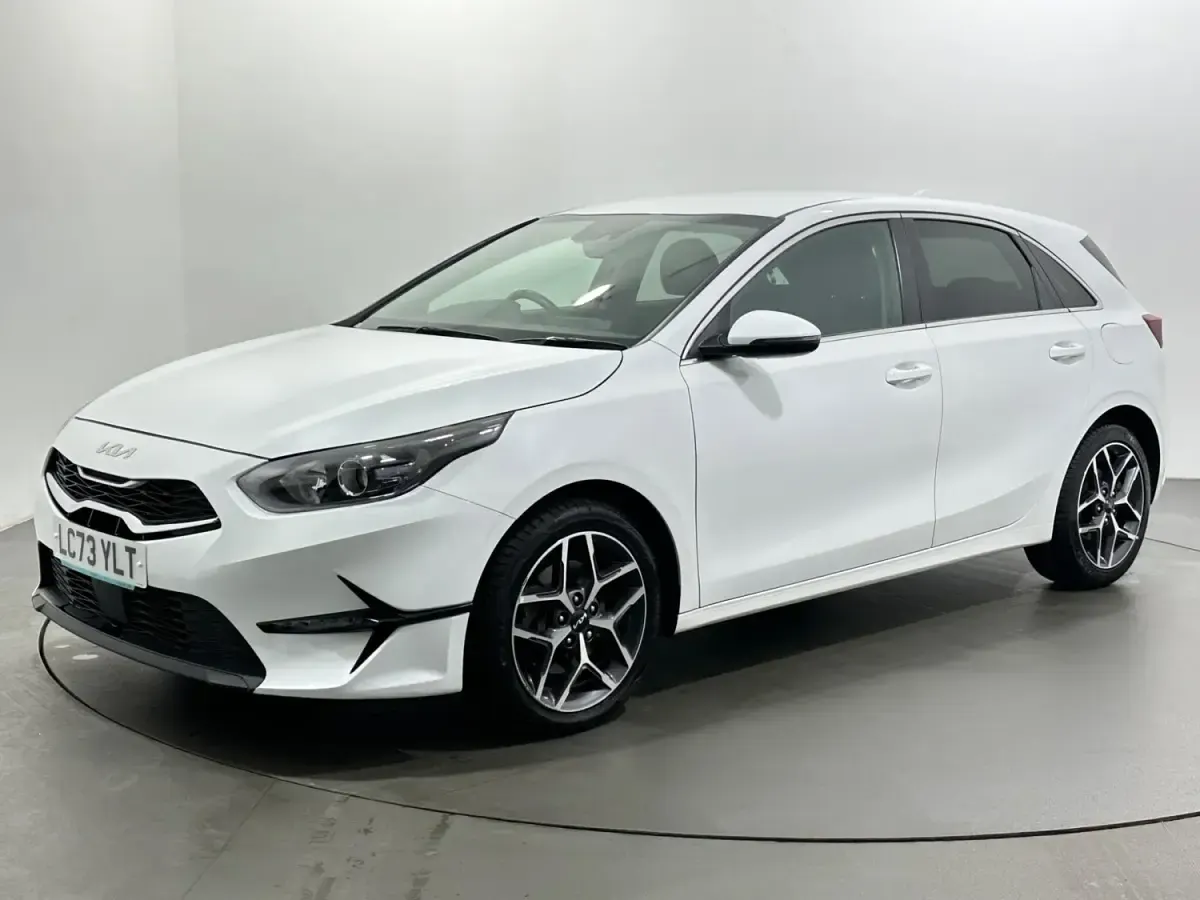 Second-hand Kia Ceed 158 CP (116 kW) 2023 Alb Hatchback