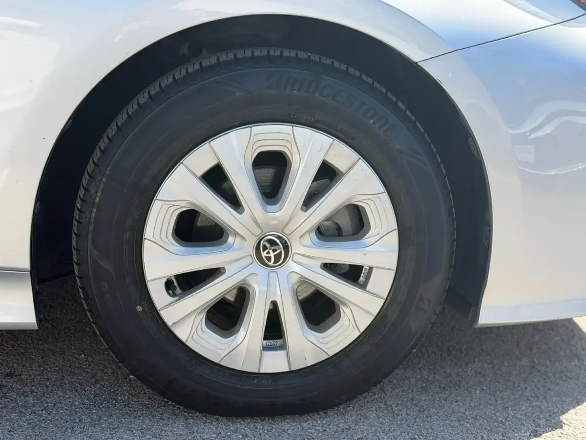 Usado Toyota Prius 140 CV (102 kW) 2026 Plateado Utilitario