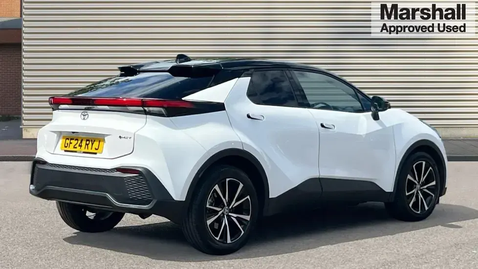 Used Toyota C-HR Design 140 HP (102 kW) 2024 White SUV