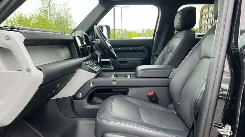 Used Land Rover Defender HSE Dynamic 300 HP (220 kW) 2023 Metallic  santorini black SUV