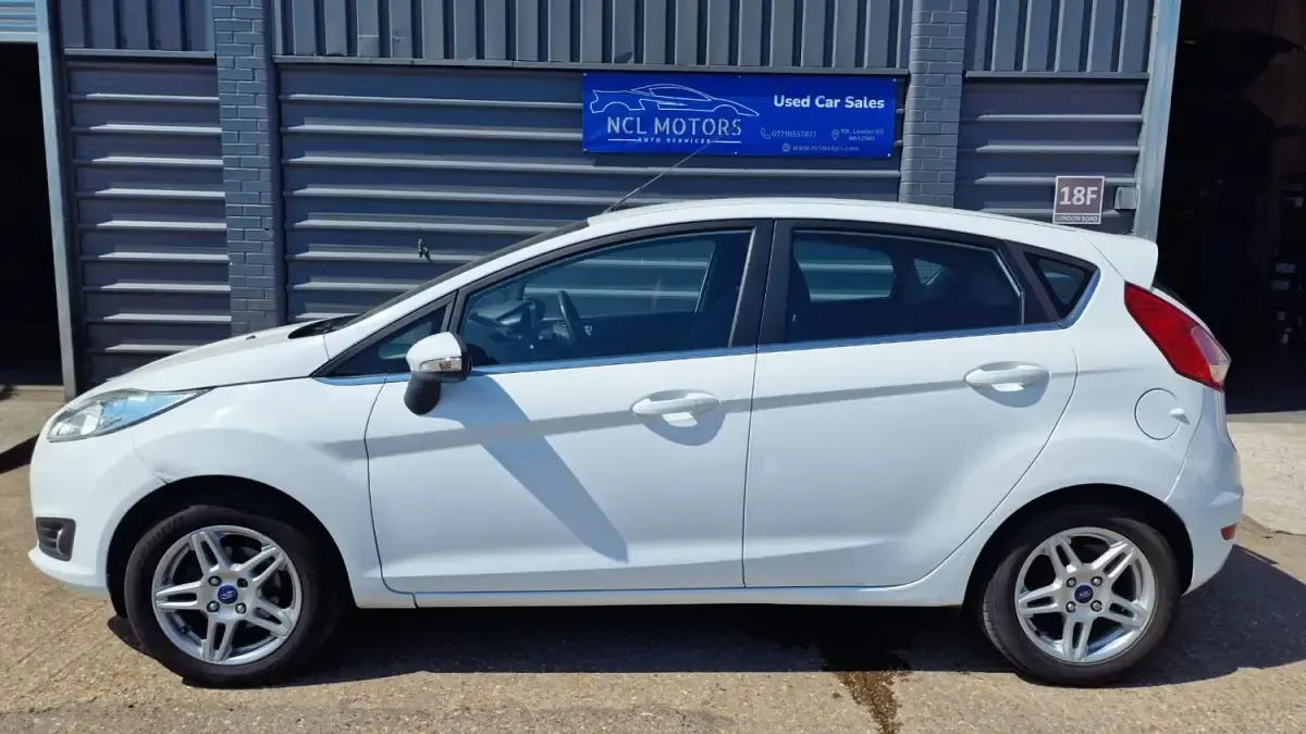 Used Ford Fiesta Zetec 2013 White Hatchback