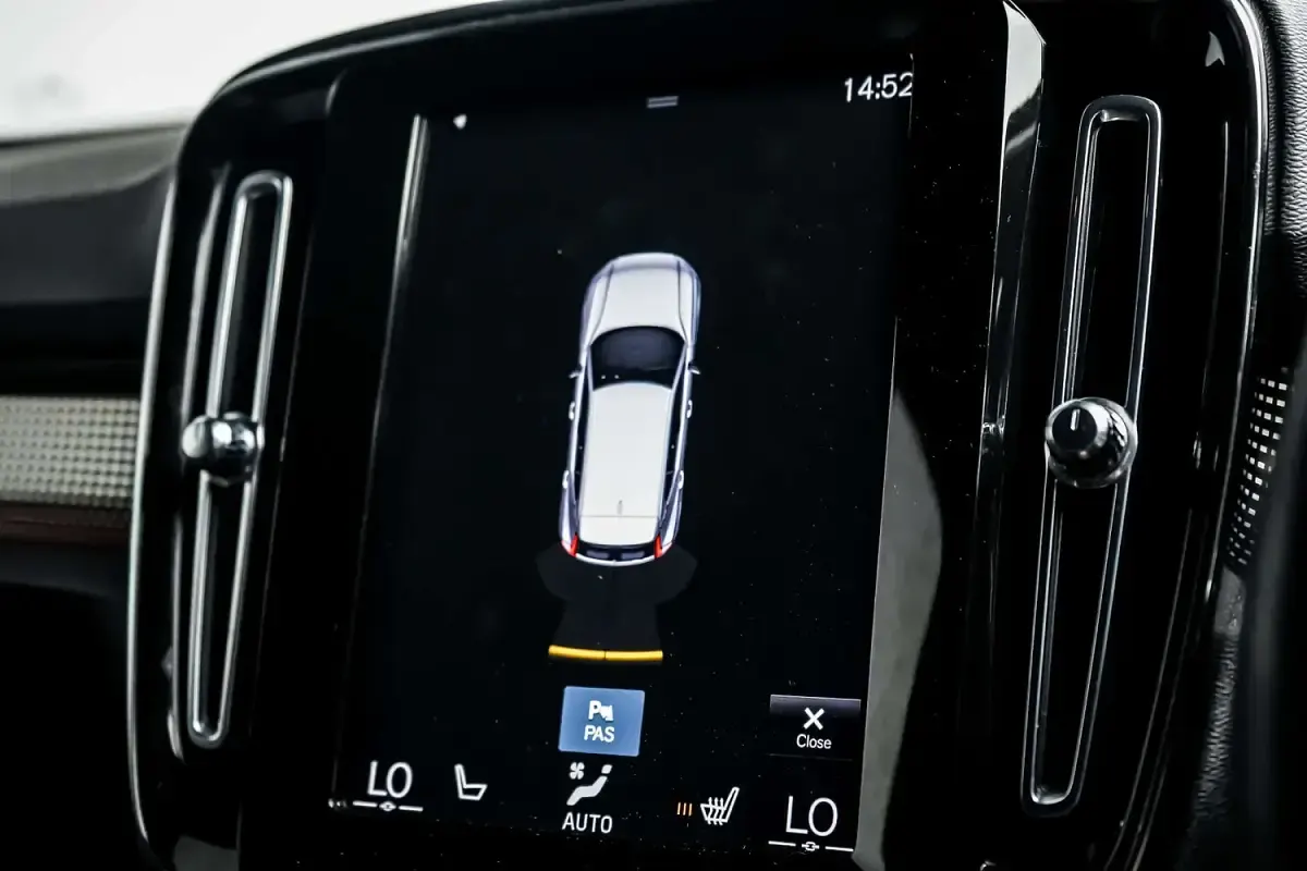 Used Volvo XC40 R-Design 190 HP (139 kW) 2020 Black SUV