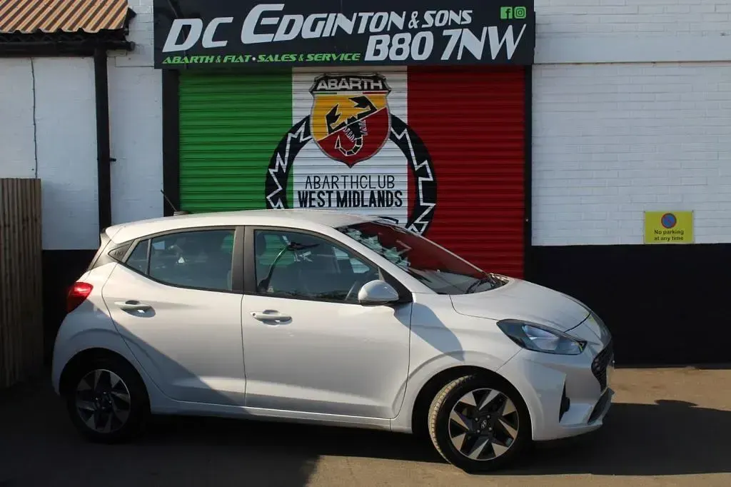 Used Hyundai i10 Advanced 63 HP (46 kW) 2024 Grey Hatchback