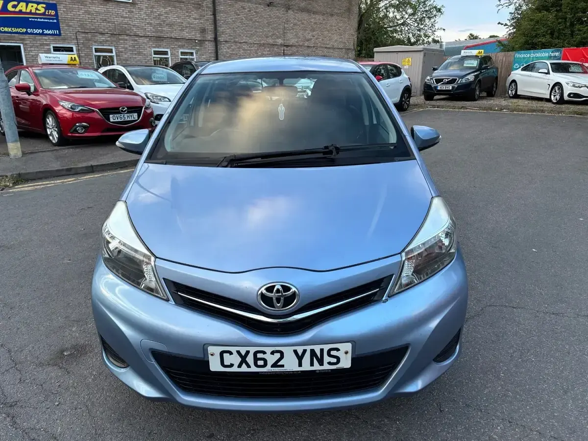Used Toyota Yaris 99 HP (72 kW) 2012 Blue Hatchback