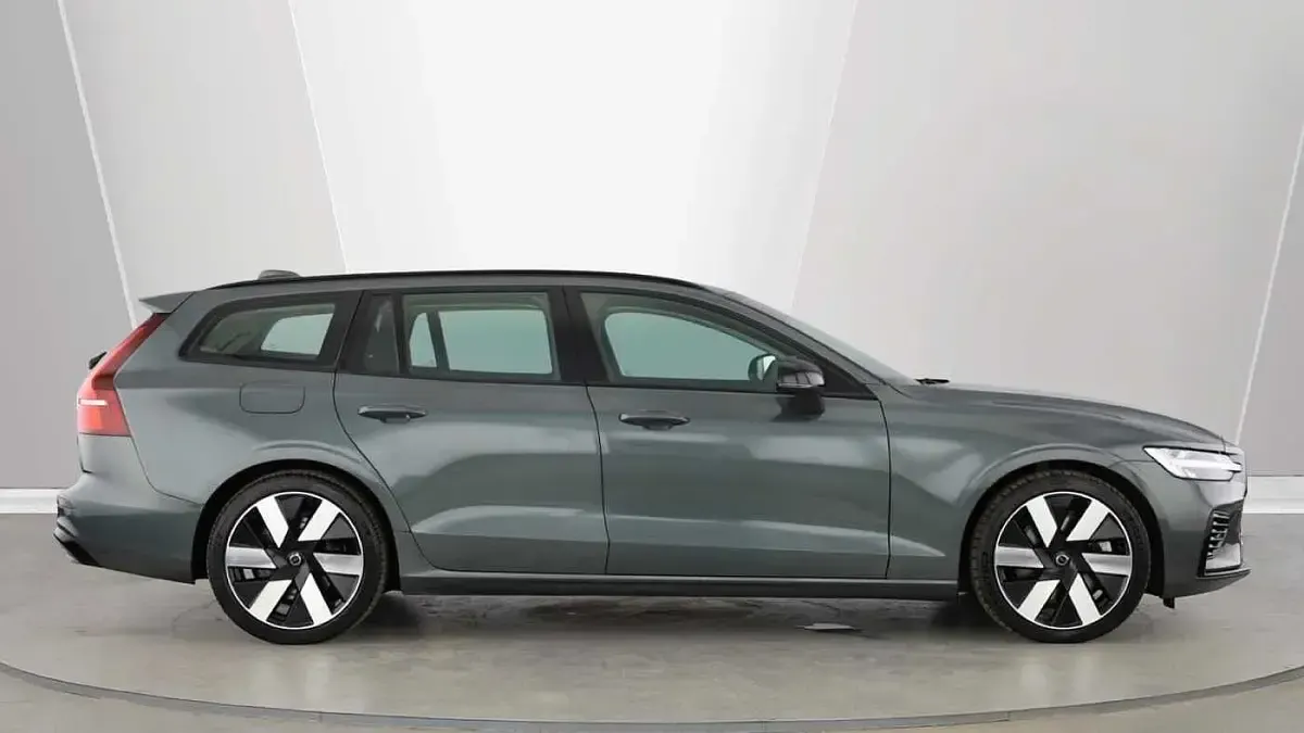 Used Volvo V60 Plus 345 HP (253 kW) 2025 Green Estate