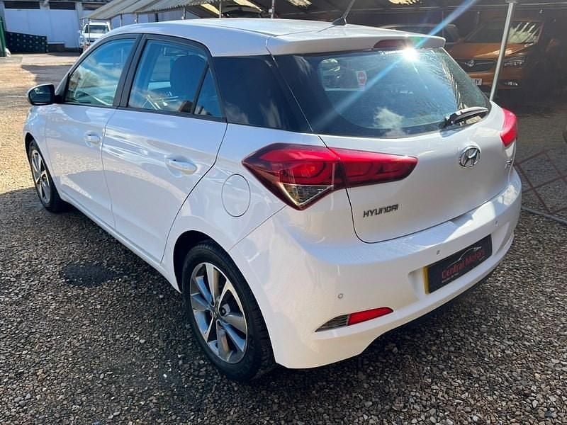 Used Hyundai i20 SE 100 HP (73 kW) 2015 White Hatchback