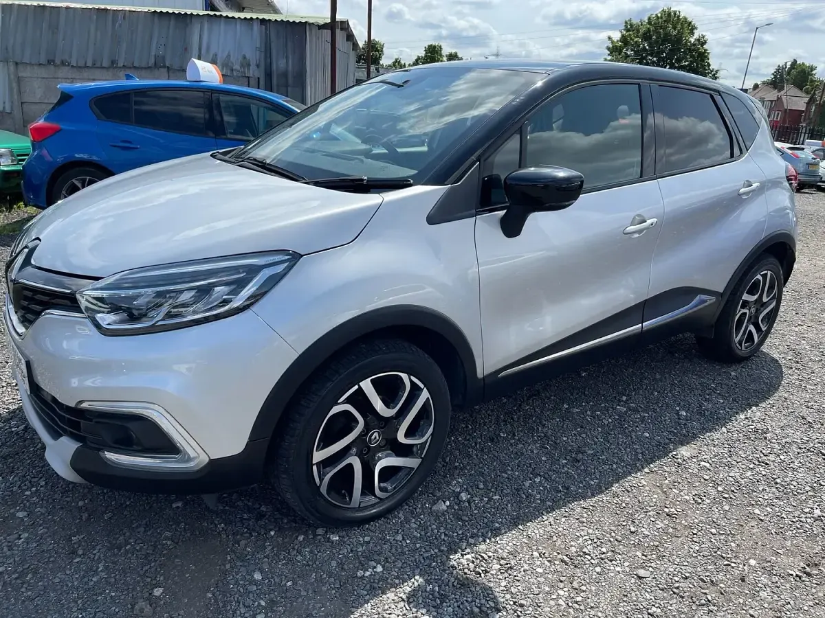 Used Renault Captur Dynamique 90 HP (66 kW) 2017 Silver/black SUV