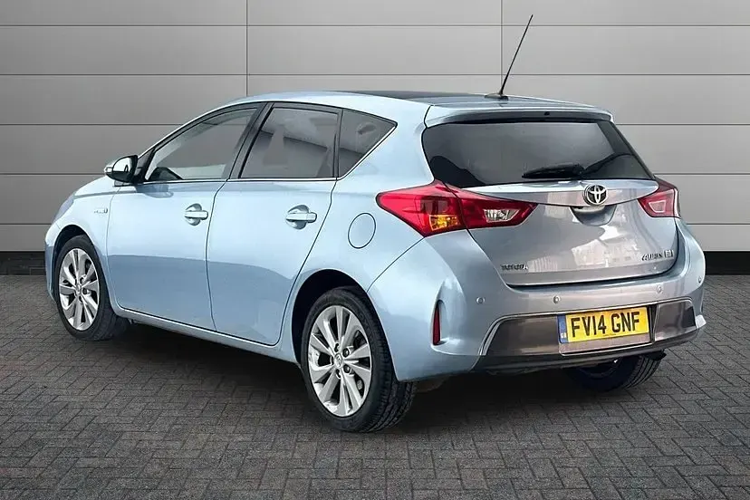 Used Toyota Auris Hybrid 136 HP (100 kW) 2014 Island blue Hatchback