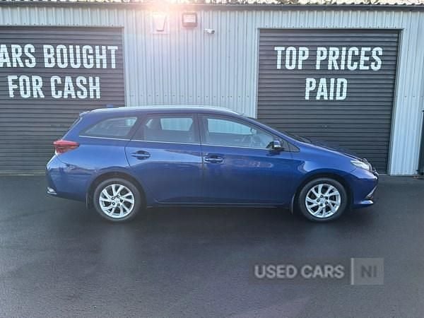 Used Toyota Auris 116 HP (85 kW) 2016 Blue Estate