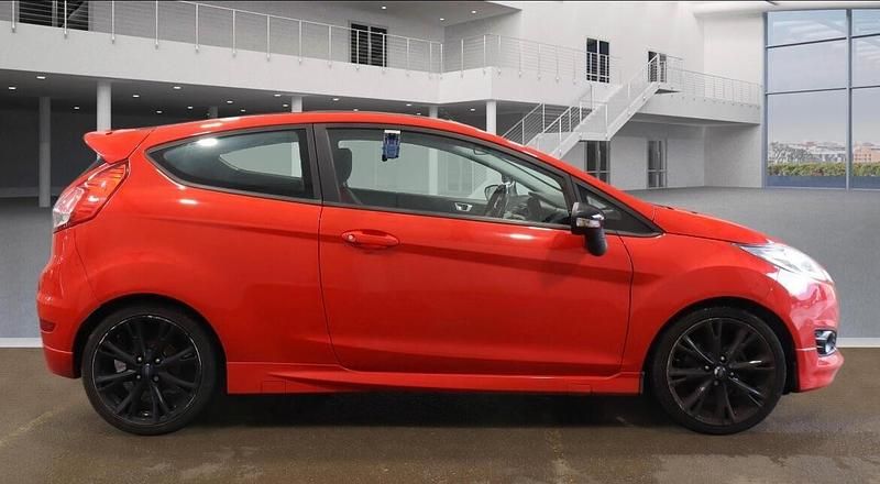 Used Ford Fiesta Zetec 140 HP (102 kW) 2015 Red Hatchback