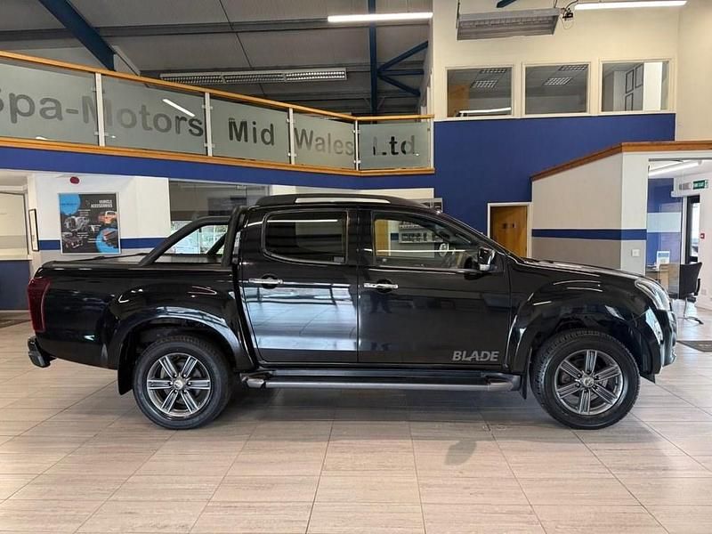 Used Isuzu Pick up 164 HP (120 kW) 2018 Black Pickup