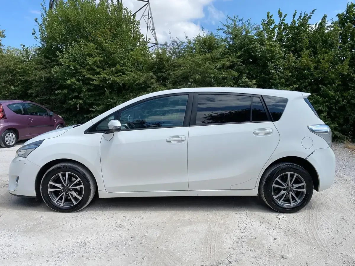 Used Toyota Verso 112 HP (82 kW) 2014 White MPV