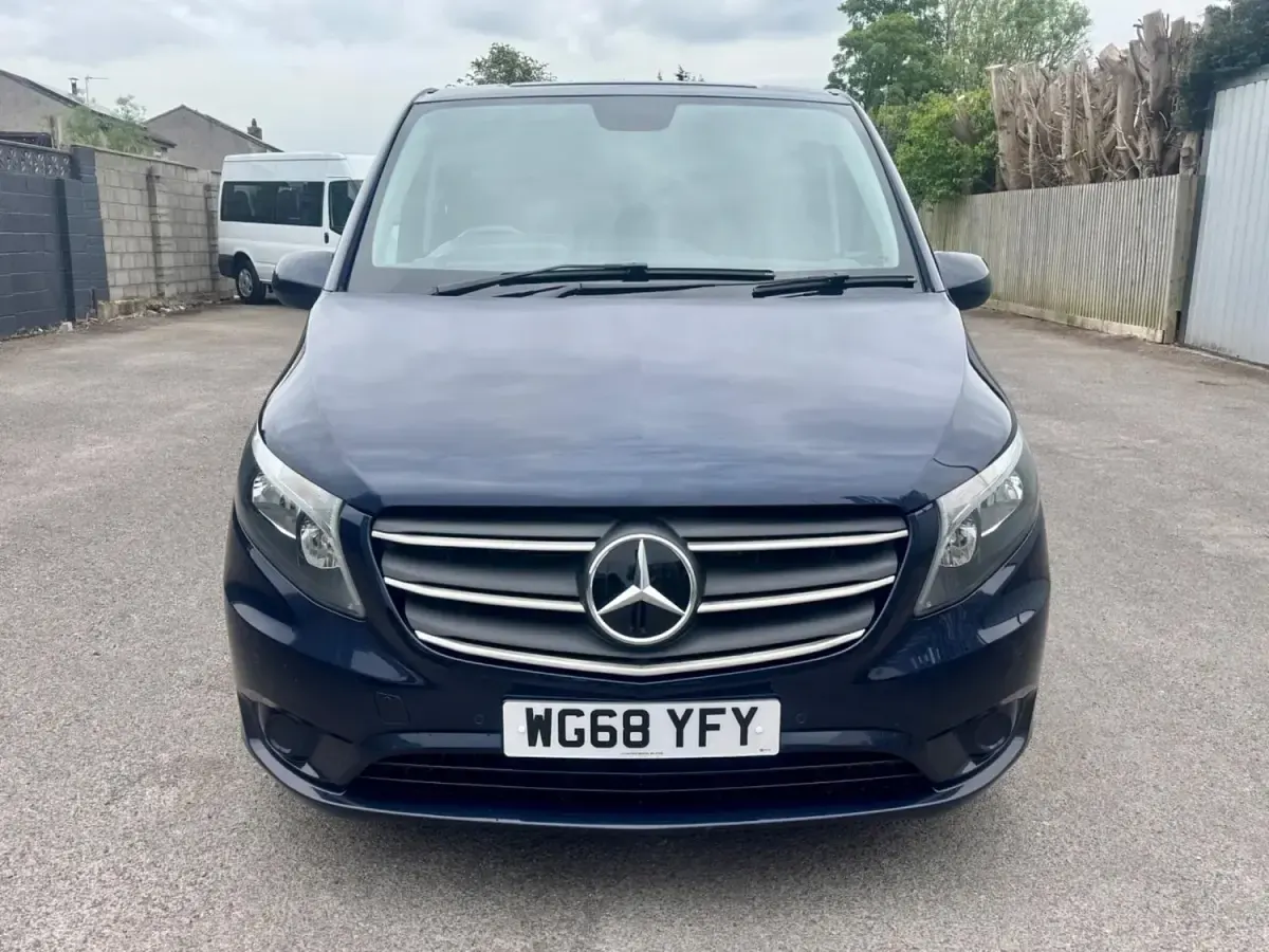 Usado Mercedes Vito Premium 140 HP (102 kW) 2019 Azul Van