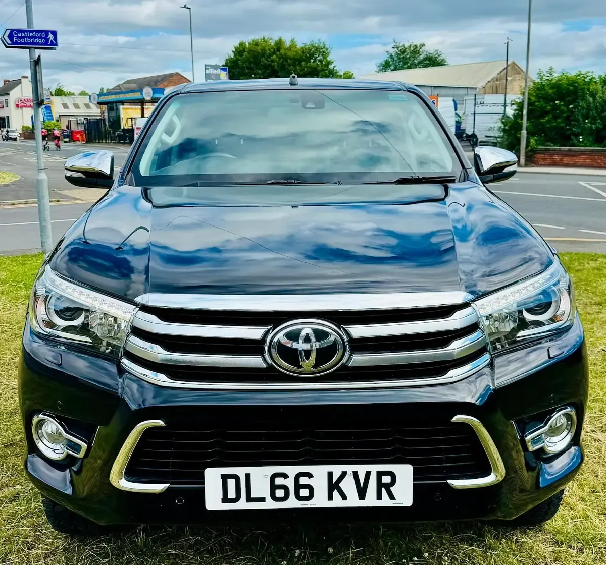 Used Toyota HiLux 150 HP (110 kW) 2016 Black Pickup