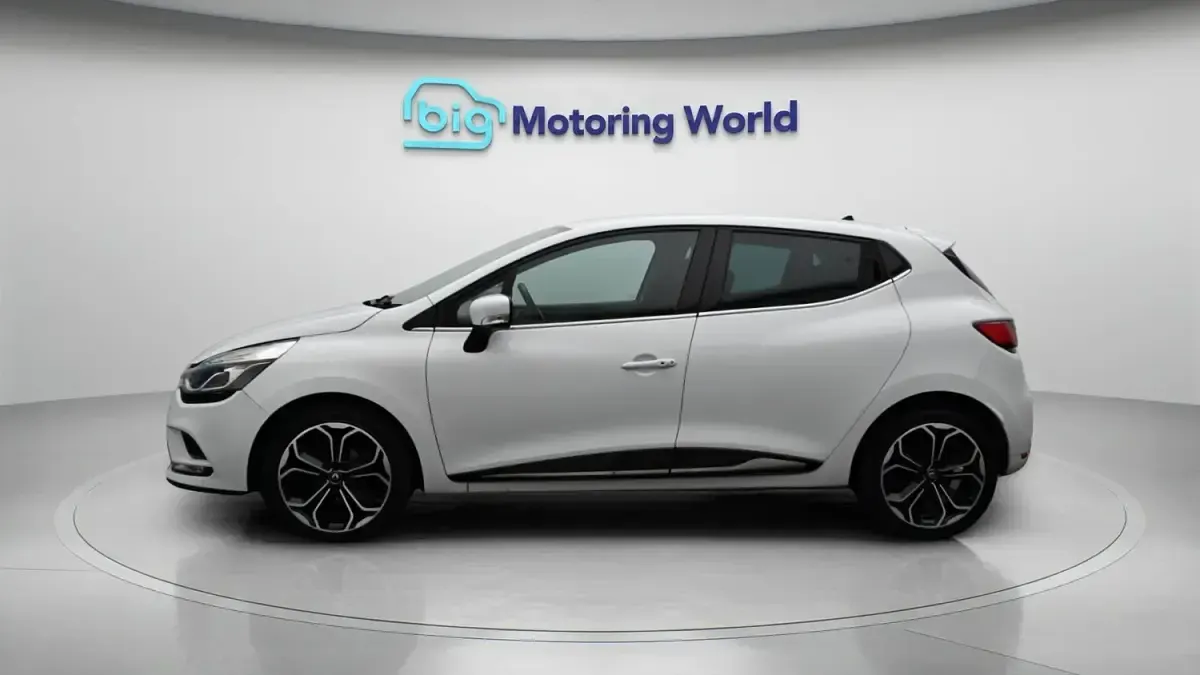 Used Renault Clio Iconic 90 HP (66 kW) 2019 White Hatchback