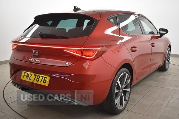 Begagnad Seat Leon FR Sport 2024 Röd Halvkombi
