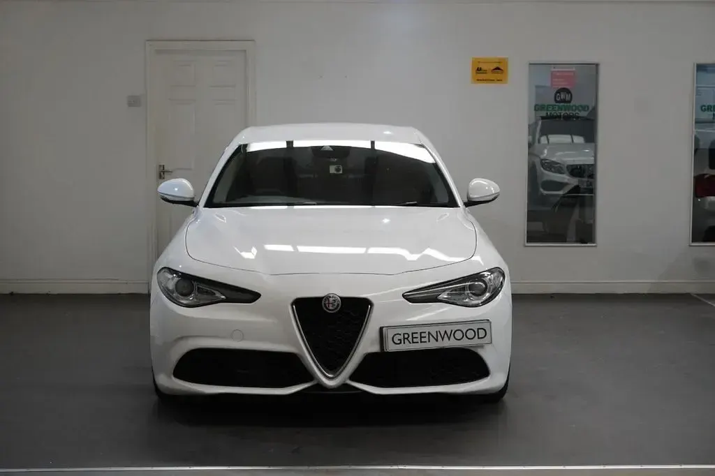 Used Alfa Romeo Giulia Saloon Edizione Speciale 180 HP (132 kW) 2017 White Sedan