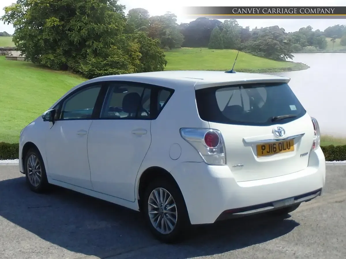Used Toyota Verso 132 HP (97 kW) 2016 White MPV