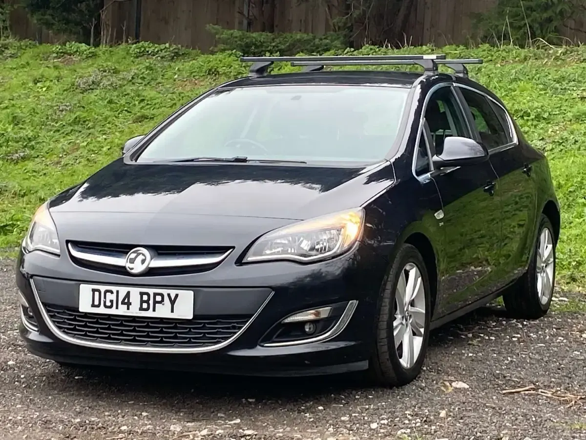 Używany Vauxhall Astra SRi 115 KM (84 kW) 2014 Czarny Hatchback