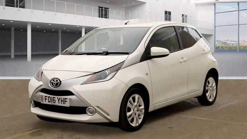 Used Toyota Aygo X-pure 68 HP (50 kW) 2016 White Hatchback