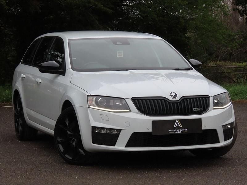 Used Skoda Octavia vRS 230 HP (169 kW) 2016 White Hatchback