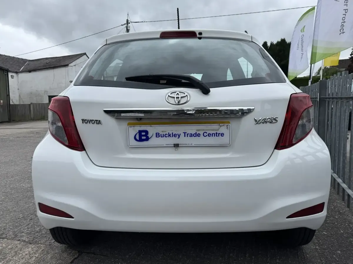 Begagnad Toyota Yaris 69 HK (50 kW) 2013 Vit Halvkombi