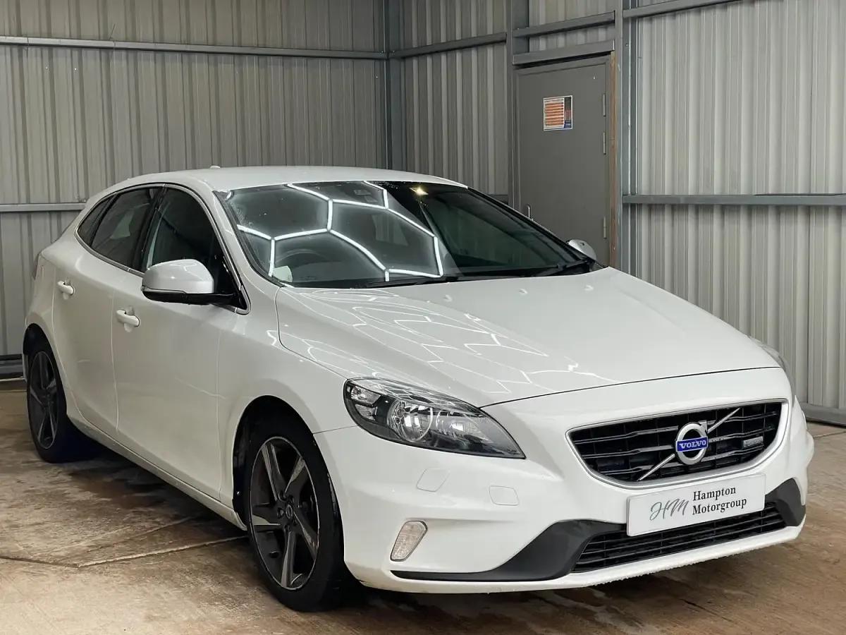 Used Volvo V40 R-Design 115 HP (84 kW) 2015 White Hatchback
