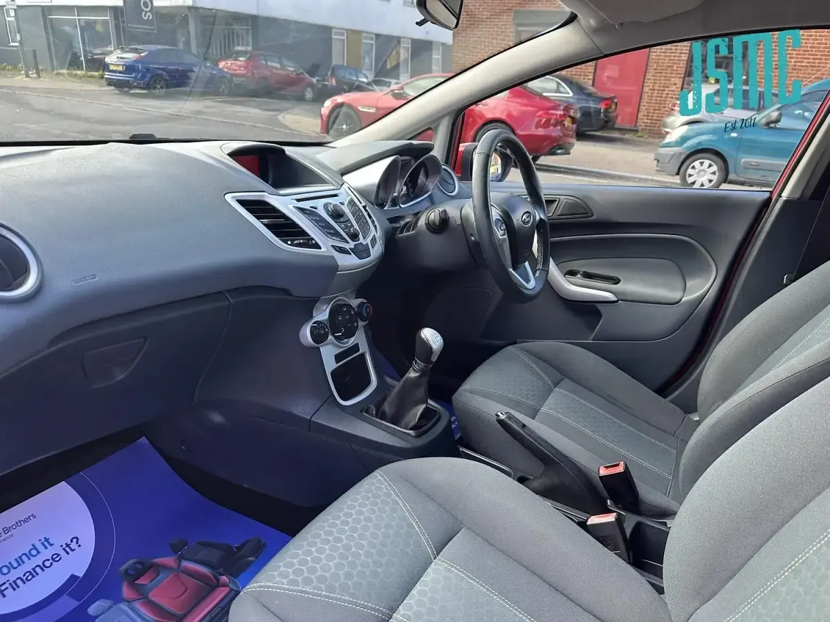 Begagnad Ford Fiesta Zetec 94 HK (69 kW) 2009 Röd Halvkombi
