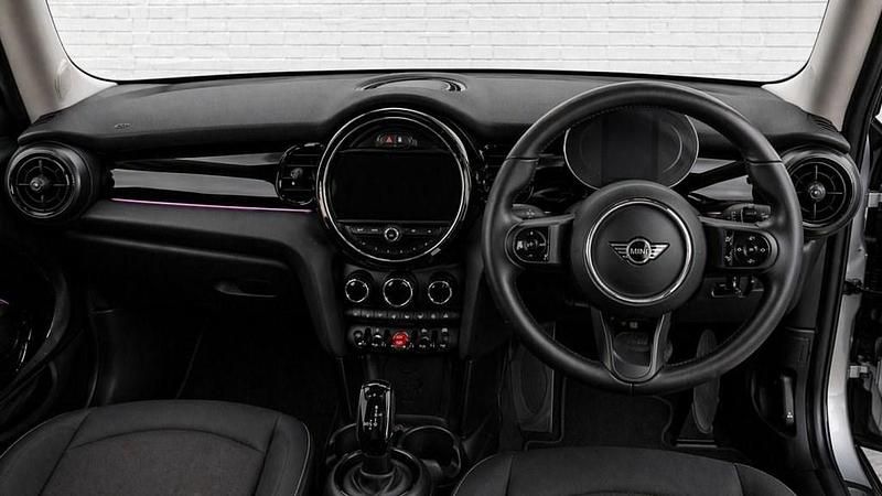 Begagnad Mini Cooper Classic 136 HK (100 kW) 2023 Silver Halvkombi