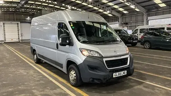 Second-hand Peugeot Boxer 130 CP (95 kW) 2018 Argintiu Van