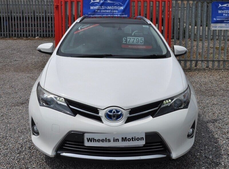 White Used 2013 Toyota Auris Hybrid Estate | £7,795 (Fair price) - Image 1/4