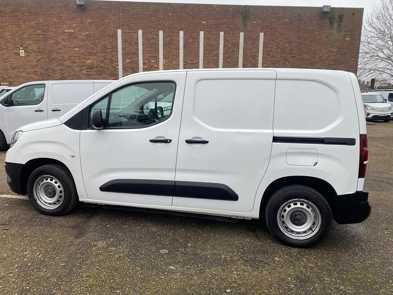 Used Vauxhall Combo Edition 100 HP (73 kW) 2021 White MPV