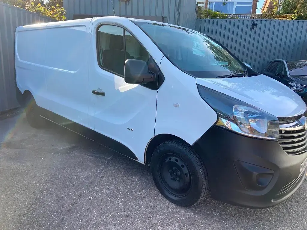 Used Vauxhall Vivaro 115 HP (84 kW) 2014 White MPV