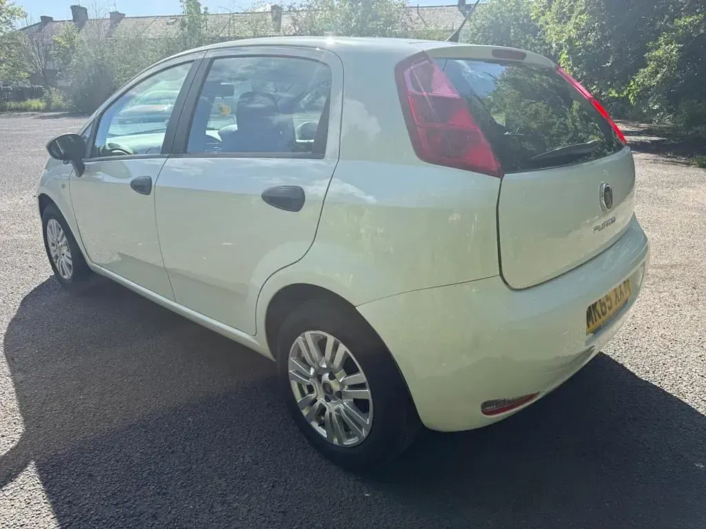 Used Fiat Punto Pop 69 HP (50 kW) 2015 White Hatchback