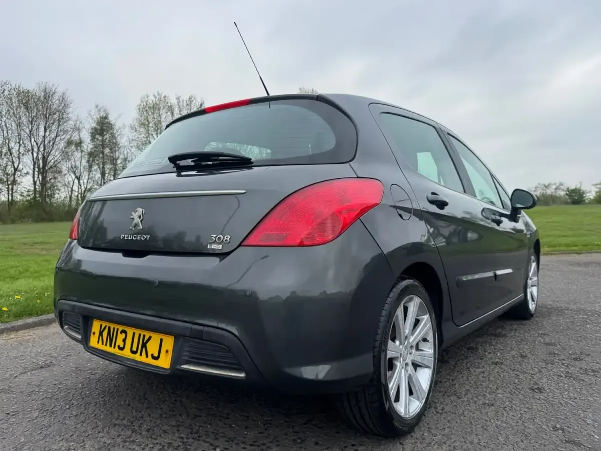 Usado Peugeot 308 Active 112 HP (82 kW) 2013 Cinzento Citadino
