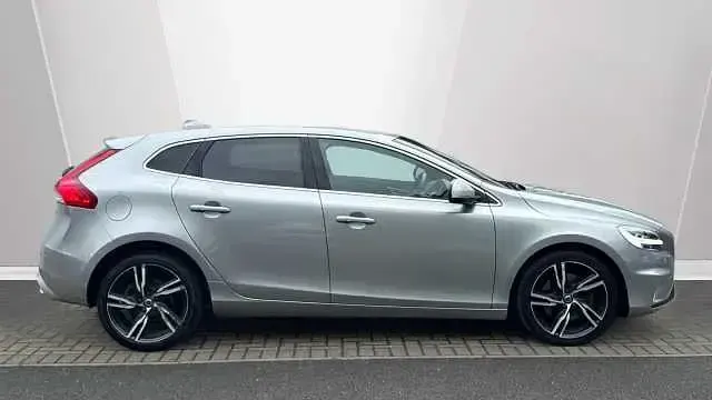 Used Volvo V40 R-Design 121 HP (88 kW) 2018 Hatchback