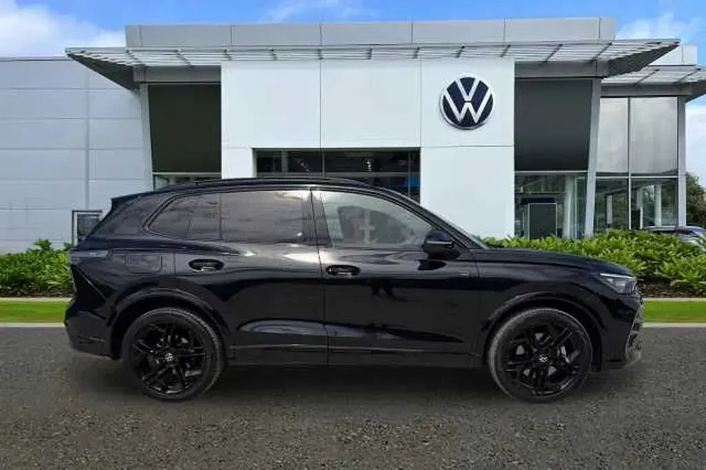 Used VW Tiguan R-line 150 HP (110 kW) 2024 Deep black SUV