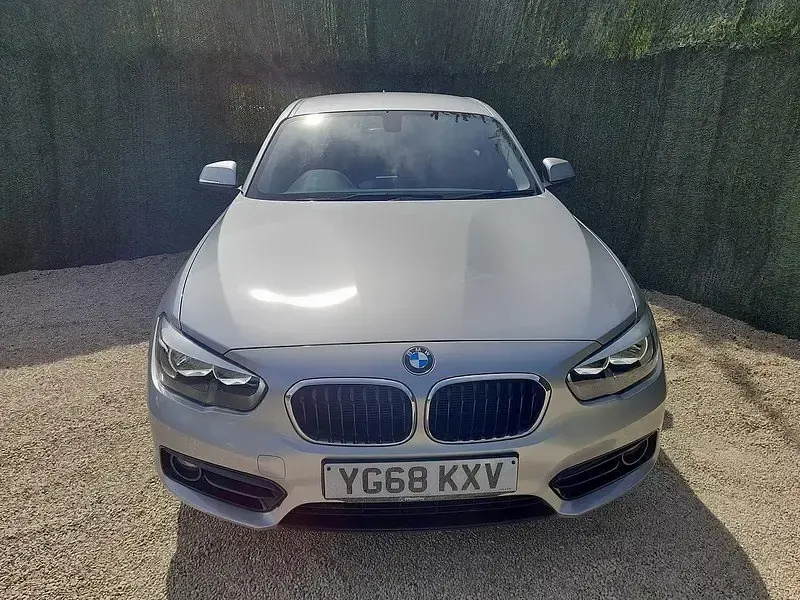 Begagnad BMW 118 Sport Line 2018 Silver Halvkombi