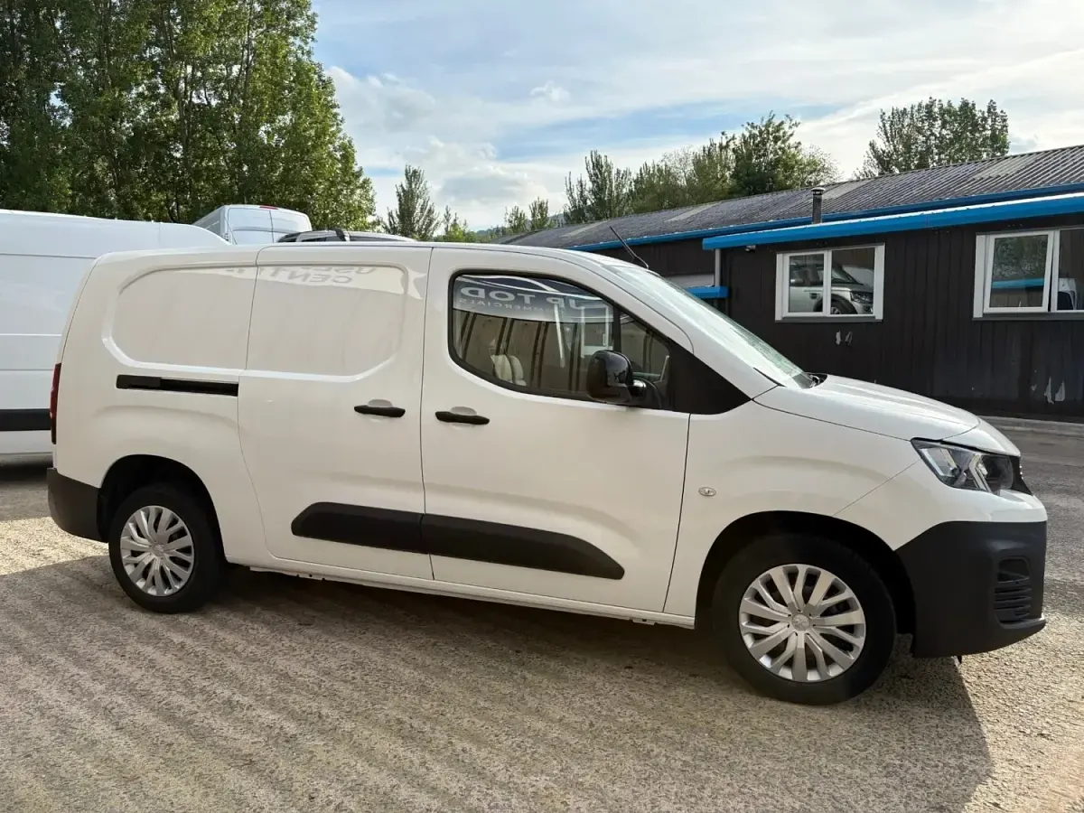 Gebraucht Peugeot Partner 100 PS (73 kW) 2022 Weiß Van / Kleinbus
