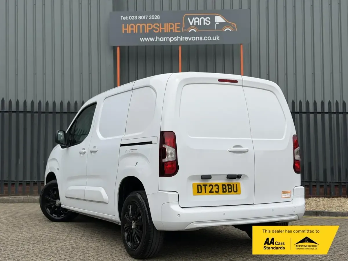 Second-hand Vauxhall Combo S 100 CP (73 kW) 2023 Alb Monovolum