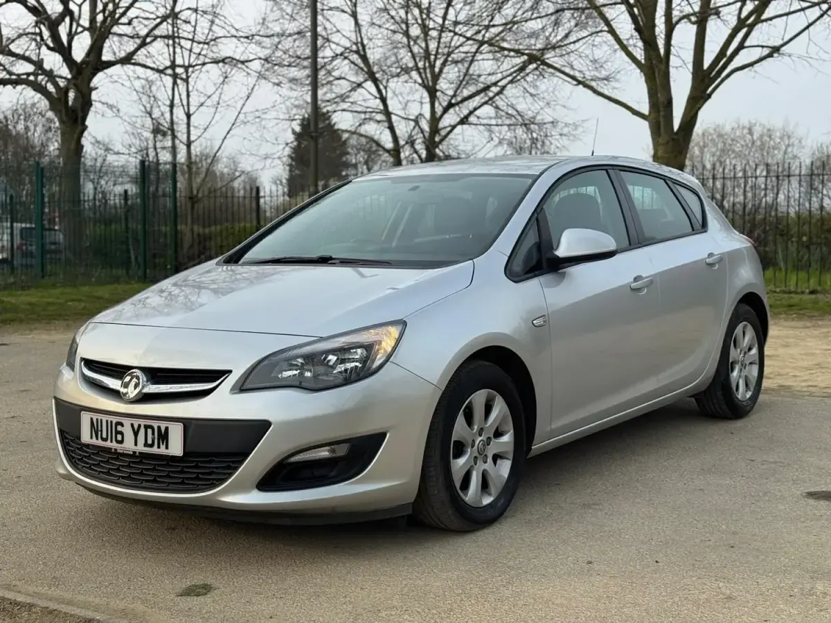 Usado Vauxhall Astra Design Edition 110 CV (80 kW) 2016 Plateado Utilitario