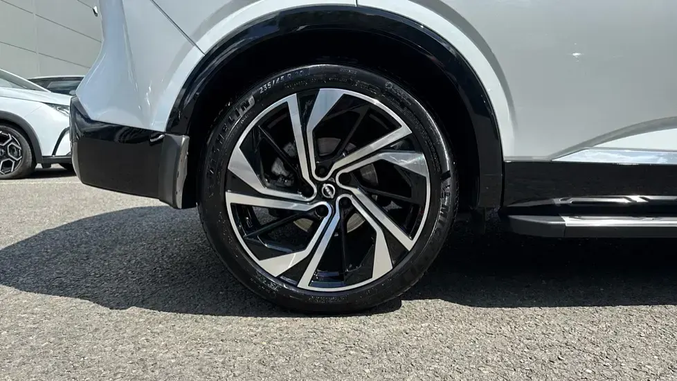 Used Nissan Qashqai Tekna+ 158 HP (116 kW) 2025 Prl wht+blk rf SUV